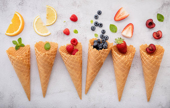 水果视锥细胞蓝莓草莓树莓草莓设置白色石头背景夏天甜蜜的菜单概念