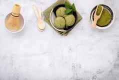 火柴绿色茶冰奶油华夫格锥薄荷叶子设置白色石头背景夏天甜蜜的菜单概念