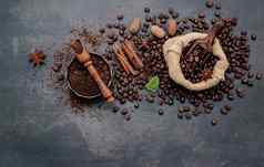 烤咖啡豆子咖啡粉味浓的成分使美味的咖啡设置黑暗石头背景