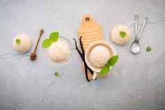 香草冰奶油味道碗香草豆荚设置混凝土背景夏天甜蜜的菜单概念