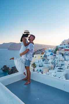 圣托里尼岛希腊年轻的夫妇中期年龄欧洲亚洲假期希腊村aio圣托里尼岛希腊奢侈品假期圣托里尼岛