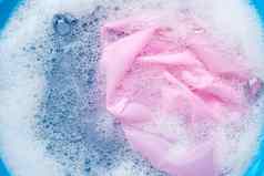颜色衣服浸泡粉洗涤剂水解散洗衣概念