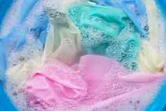 颜色衣服浸泡粉洗涤剂水解散洗衣概念