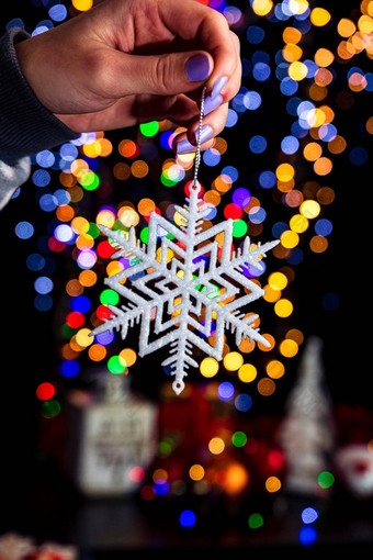 持有圣诞节雪花装饰孤立的背景模糊灯12月季节圣诞节作文