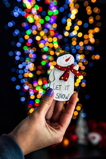 持有圣诞节雪人装饰孤立的背景模糊灯12<strong>月季</strong>节圣诞节作文