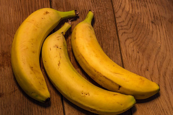 新鲜的成熟的香蕉木董事会