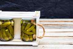 木箱玻璃罐子泡菜孤立的保存食物概念罐头蔬菜孤立的乡村作文