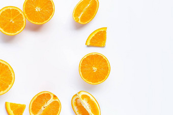 框架使新鲜的橙色柑橘类水果叶子孤立的白色背景