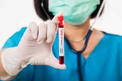 护士蓝色的统一的穿面具持有测试管样本冠状病毒测试血