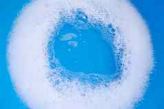 洗涤剂泡沫泡沫蓝色的背景