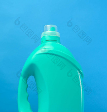 绿色塑料瓶洗涤剂蓝色的背景