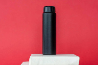 黑色的瓶奶油站白色多层次的站黑色的瓶红色的背景皮肤护理保湿滋养防晒霜