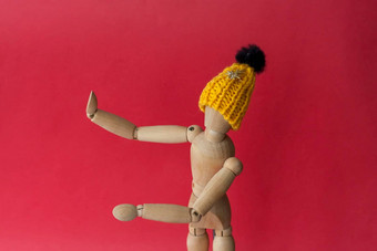木人体模型男人。针织黄色的他点的地方人体模型男人。使木红色的背景