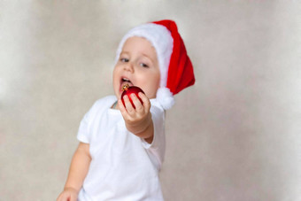 肖像可爱的男孩白色t恤圣诞老人老人他男孩欣赏红色的圣诞节球孩子们的情绪圣诞节一年