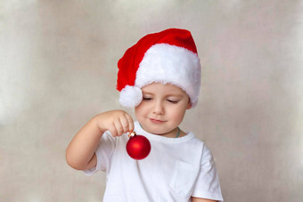 肖像可爱的男孩白色t恤圣诞老人老人他男孩欣赏红色的圣诞节球孩子们的情绪圣诞节一年