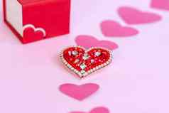 红色的心使珠子粉红色的心概念情人节一天主题问候卡宣言爱