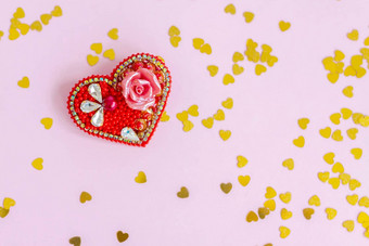 粉红色的背景黄金心亮片红色的心使珠子概念情人节一天主题明信片模板背景图形作品概念情人节一天主题