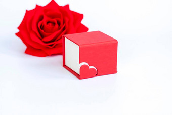 红色的盒子装饰心玫瑰白色背景使<strong>宣言</strong>爱概念情人节一天主题