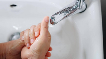 女人手肥皂洗手水利用
