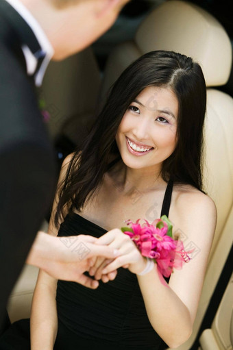 肖像十几岁的中国人女孩下车车毕业舞会日期