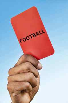 足球裁判持有红色的卡