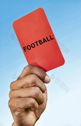 <strong>足球裁判</strong>持有红色的卡