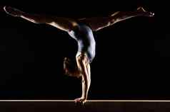 体操运动员分裂倒立平衡梁