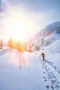 后视图滑雪走雪山