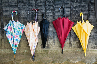 色彩斑斓的雨伞倾斜墙