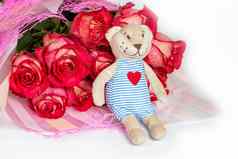 花束红色的玫瑰礼物纸包软玩具熊