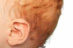 关闭红发的婴儿的耳朵