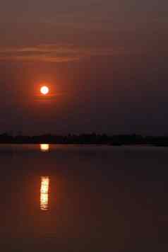 垂直图片湖边景观橙色天空美丽的日落