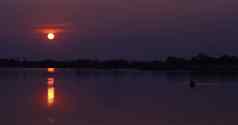 风景湖橙色天空美丽的日落