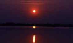 风景湖橙色天空美丽的日落