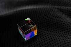 色彩斑斓的明亮的玻璃棱镜多维数据集折射光生动的彩虹颜色