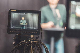 年轻的记者电视记录工作室会说话的麦克风模糊的电影相机