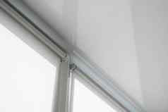 白色织物辊百叶窗塑料窗口阳台生活房间反射拉伸天花板