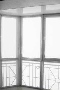白色织物辊百叶窗塑料窗口阳台生活房间反射拉伸天花板