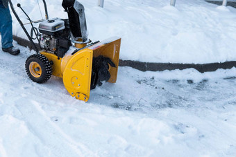 男人。清洁车道雪机器雪风暴雪删除设备工作街清洁街道雪下雪