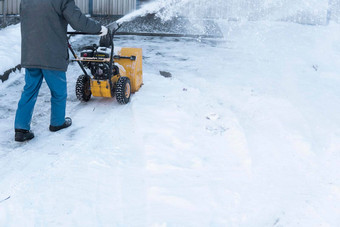 男人。清洁车道雪机器雪风暴雪删除设备工作街清洁街道雪下雪