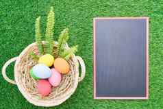 关闭复活节鸡蛋草黑板上模型