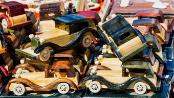 特写镜头五彩缤纷的木玩具汽车