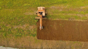 挖掘机挖掘沟场空中视频