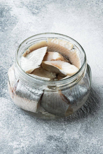 大西洋野生<strong>鲱鱼</strong>腌罐头鱼保存玻璃Jar灰色的背景