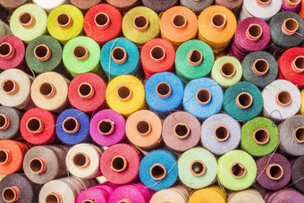 线程裁缝纺织织物色彩斑斓的棉花线程鸟眼睛的角度来看