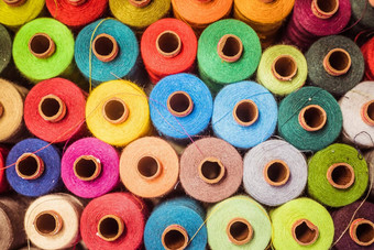 线程裁缝纺织织物色彩斑斓的棉花线程鸟眼睛的角度来看