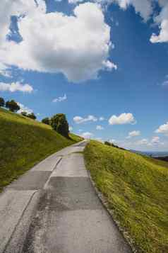 柏油陡峭的山路奥地利山蓝色的天空绿色草地夏天时间