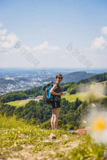 享受田园山景观盖斯伯格女孩站田园草地享受视图城市萨尔茨堡