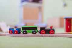 孩子们发展概念关闭木玩具铁路幼儿园