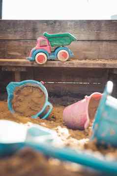 童年沙盒概念关闭塑料玩具卡车